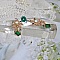 BO Royal Marguerite mont&eacute;es avec des cabochons &agrave; laquelle s&rsquo;ajoute des strass sur les pendentifs Dor&eacute;s. Les pendants sont en r&eacute;sine &eacute;poxy avec clous d&rsquo;oreilles &eacute;maill&eacute;s
