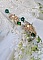 BO Royal Marguerite mont&eacute;es avec des cabochons &agrave; laquelle s&rsquo;ajoute des strass sur les pendentifs Dor&eacute;s. Les pendants sont en r&eacute;sine &eacute;poxy avec clous d&rsquo;oreilles &eacute;maill&eacute;s