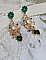 BO Royal Marguerite mont&eacute;es avec des cabochons &agrave; laquelle s&rsquo;ajoute des strass sur les pendentifs Dor&eacute;s. Les pendants sont en r&eacute;sine &eacute;poxy avec clous d&rsquo;oreilles &eacute;maill&eacute;s