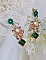 BO Royal Marguerite mont&eacute;es avec des cabochons &agrave; laquelle s&rsquo;ajoute des strass sur les pendentifs Dor&eacute;s. Les pendants sont en r&eacute;sine &eacute;poxy avec clous d&rsquo;oreilles &eacute;maill&eacute;s