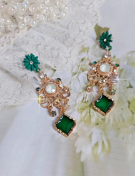 BO Royal Marguerite mont&eacute;es avec des cabochons &agrave; laquelle s&rsquo;ajoute des strass sur les pendentifs Dor&eacute;s. Les pendants sont en r&eacute;sine &eacute;poxy avec clous d&rsquo;oreilles &eacute;maill&eacute;s
