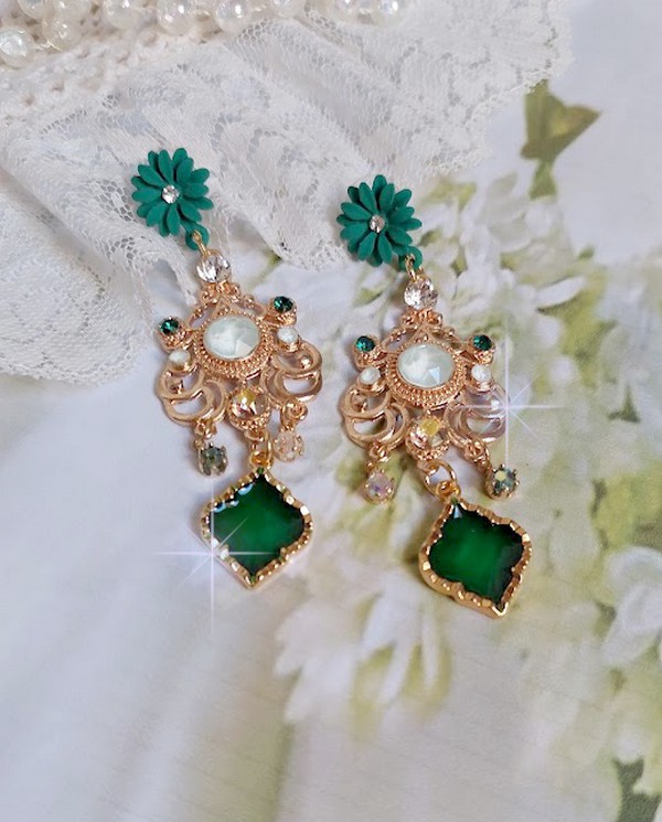 BO Royal Marguerite mont&eacute;es avec des cabochons &agrave; laquelle s&rsquo;ajoute des strass sur les pendentifs Dor&eacute;s. Les pendants sont en r&eacute;sine &eacute;poxy avec clous d&rsquo;oreilles &eacute;maill&eacute;s