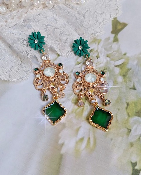 BO Royal Marguerite mont&eacute;es avec des cabochons &agrave; laquelle s&rsquo;ajoute des strass sur les pendentifs Dor&eacute;s. Les pendants sont en r&eacute;sine &eacute;poxy avec clous d&rsquo;oreilles &eacute;maill&eacute;s