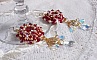 BO Rubis brod&eacute;es avec des cabochons Light Siam orn&eacute;s de toupies Rouges &agrave; laquelle s&rsquo;ajoute perles nacr&eacute;es Ivoires, estampes Dor&eacute;es, gouttes baroques en Cristal AB et crochets en Gold Filled 14 carats