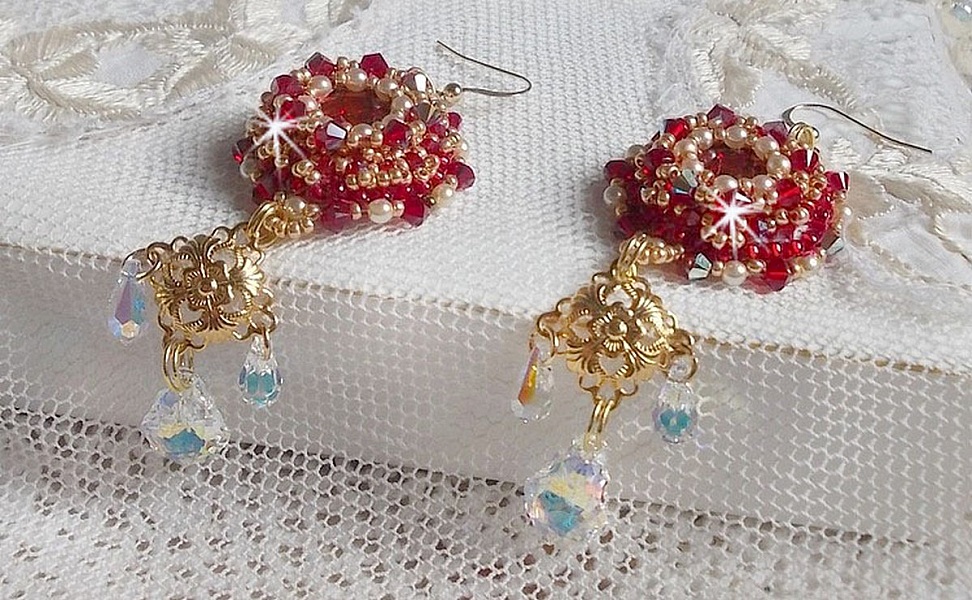 BO Rubis brod&eacute;es avec des cabochons Light Siam orn&eacute;s de toupies Rouges &agrave; laquelle s&rsquo;ajoute perles nacr&eacute;es Ivoires, estampes Dor&eacute;es, gouttes baroques en Cristal AB et crochets en Gold Filled 14 carats