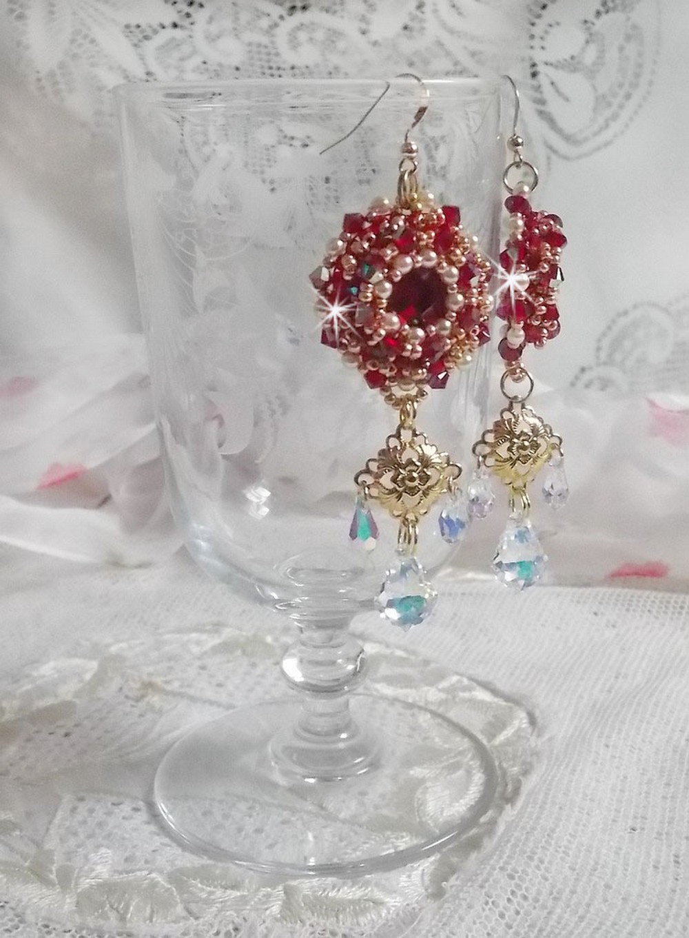 BO Rubis brod&eacute;es avec des cabochons Light Siam orn&eacute;s de toupies Rouges &agrave; laquelle s&rsquo;ajoute perles nacr&eacute;es Ivoires, estampes Dor&eacute;es, gouttes baroques en Cristal AB et crochets en Gold Filled 14 carats