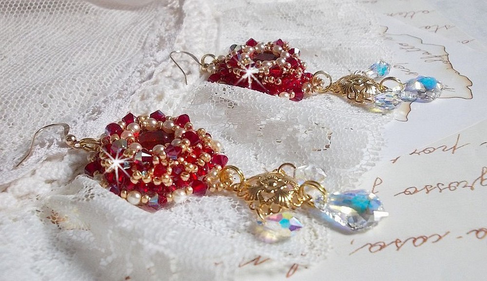 BO Rubis brod&eacute;es avec des cabochons Light Siam orn&eacute;s de toupies Rouges &agrave; laquelle s&rsquo;ajoute perles nacr&eacute;es Ivoires, estampes Dor&eacute;es, gouttes baroques en Cristal AB et crochets en Gold Filled 14 carats