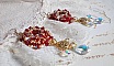 BO Rubis brod&eacute;es avec des cabochons Light Siam orn&eacute;s de toupies Rouges &agrave; laquelle s&rsquo;ajoute perles nacr&eacute;es Ivoires, estampes Dor&eacute;es, gouttes baroques en Cristal AB et crochets en Gold Filled 14 carats