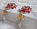 BO Rubis brod&eacute;es avec des cabochons Light Siam orn&eacute;s de toupies Rouges &agrave; laquelle s&rsquo;ajoute perles nacr&eacute;es Ivoires, estampes Dor&eacute;es, gouttes baroques en Cristal AB et crochets en Gold Filled 14 carats