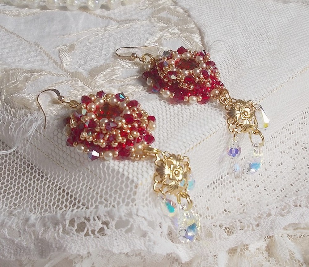BO Rubis brod&eacute;es avec des cabochons Light Siam orn&eacute;s de toupies Rouges &agrave; laquelle s&rsquo;ajoute perles nacr&eacute;es Ivoires, estampes Dor&eacute;es, gouttes baroques en Cristal AB et crochets en Gold Filled 14 carats