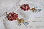 BO Rubis brod&eacute;es avec des cabochons Light Siam orn&eacute;s de toupies Rouges &agrave; laquelle s&rsquo;ajoute perles nacr&eacute;es Ivoires, estampes Dor&eacute;es, gouttes baroques en Cristal AB et crochets en Gold Filled 14 carats