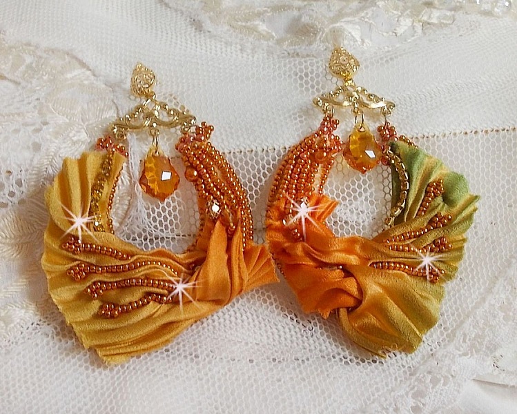 BO Rumba brod&eacute;es avec des Cristaux de Swarovski, des facettes, des perles nacr&eacute;es et des intercalaires sur un ruban de soie ( le Shibori)