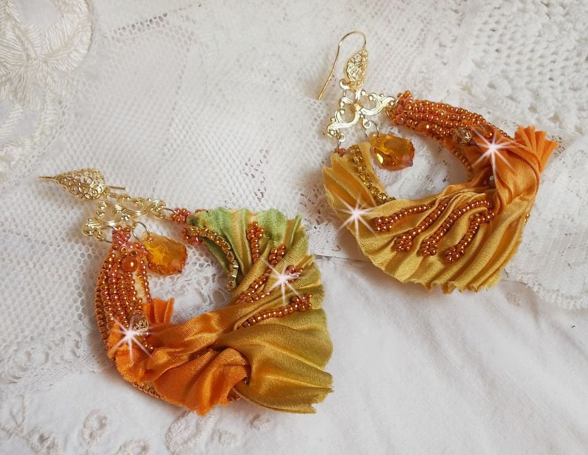 BO Rumba brod&eacute;es avec des Cristaux de Swarovski, des facettes, des perles nacr&eacute;es et des intercalaires sur un ruban de soie ( le Shibori)