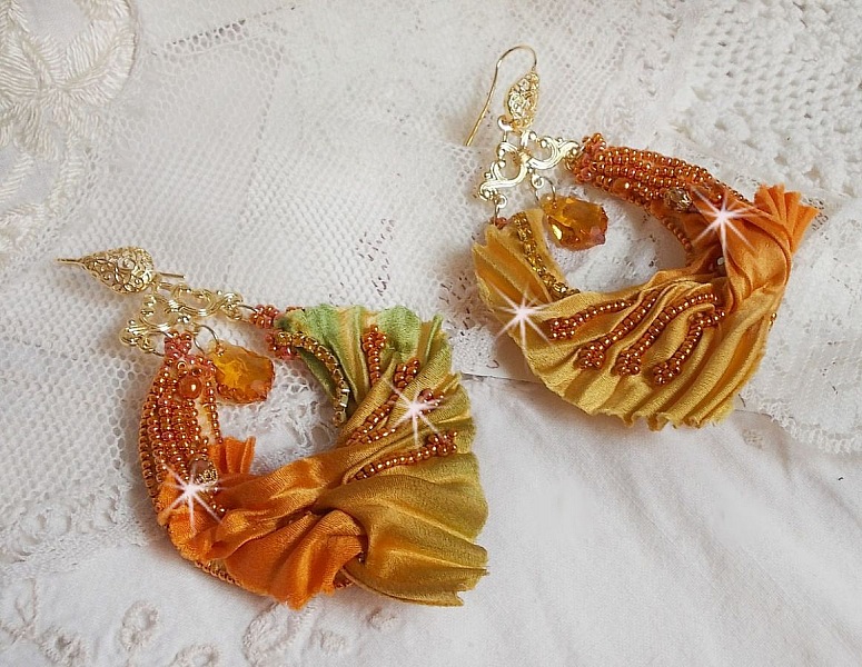 BO Rumba brod&eacute;es avec des Cristaux de Swarovski, des facettes, des perles nacr&eacute;es et des intercalaires sur un ruban de soie ( le Shibori)
