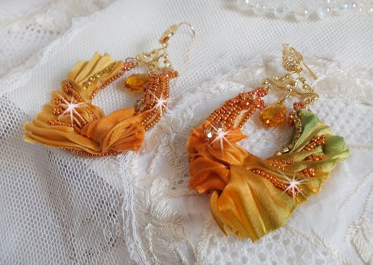 BO Rumba brod&eacute;es avec des Cristaux de Swarovski, des facettes, des perles nacr&eacute;es et des intercalaires sur un ruban de soie ( le Shibori)