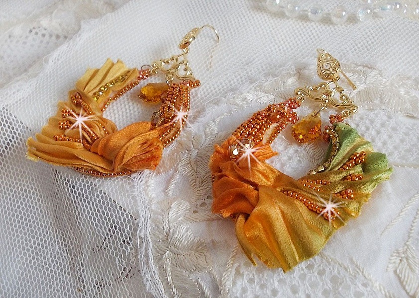 BO Rumba brod&eacute;es avec des Cristaux de Swarovski, des facettes, des perles nacr&eacute;es et des intercalaires sur un ruban de soie ( le Shibori)