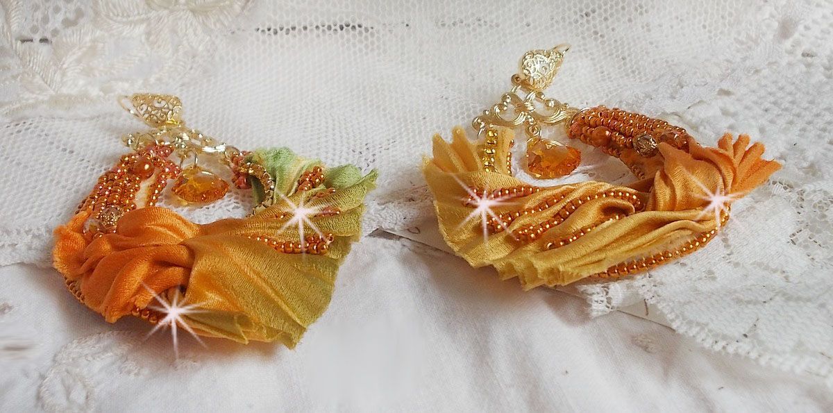BO Rumba brod&eacute;es avec des Cristaux de Swarovski, des facettes, des perles nacr&eacute;es et des intercalaires sur un ruban de soie ( le Shibori)