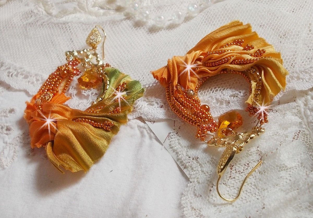 BO Rumba brod&eacute;es avec des Cristaux de Swarovski, des facettes, des perles nacr&eacute;es et des intercalaires sur un ruban de soie ( le Shibori)