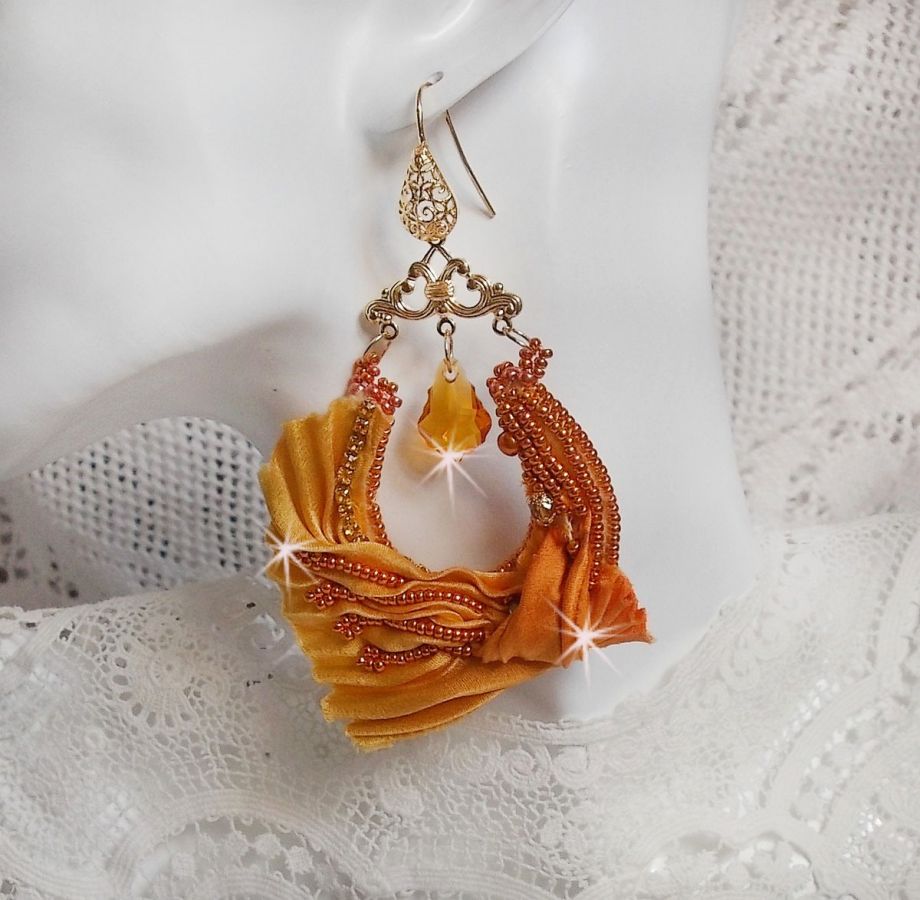 BO Rumba brod&eacute;es avec des Cristaux de Swarovski, des facettes, des perles nacr&eacute;es et des intercalaires sur un ruban de soie ( le Shibori)