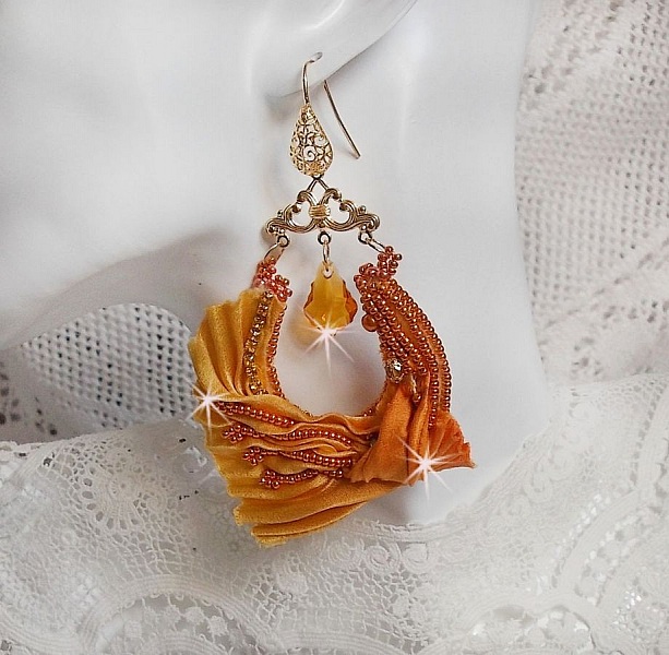 BO Rumba brod&eacute;es avec des Cristaux de Swarovski, des facettes, des perles nacr&eacute;es et des intercalaires sur un ruban de soie ( le Shibori)