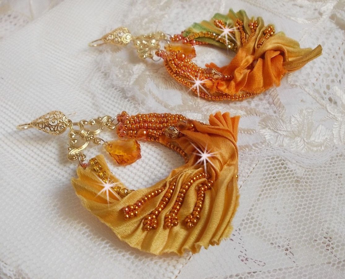 BO Rumba brod&eacute;es avec des Cristaux de Swarovski, des facettes, des perles nacr&eacute;es et des intercalaires sur un ruban de soie ( le Shibori)