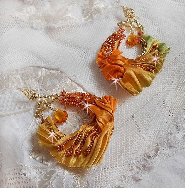 BO Rumba brod&eacute;es avec des Cristaux de Swarovski, des facettes, des perles nacr&eacute;es et des intercalaires sur un ruban de soie ( le Shibori)