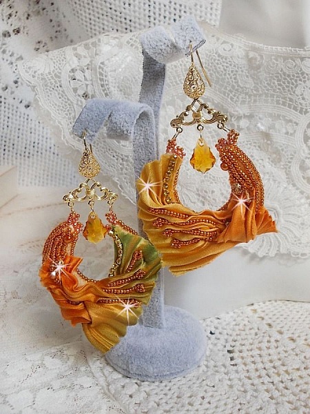 BO Rumba brod&eacute;es avec des Cristaux de Swarovski, des facettes, des perles nacr&eacute;es et des intercalaires sur un ruban de soie ( le Shibori)