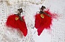 BO Sagesse Am&eacute;rindienne avec des plumes rouge vif, breloques, plumes et clous d'oreilles en m&eacute;tal Bronze