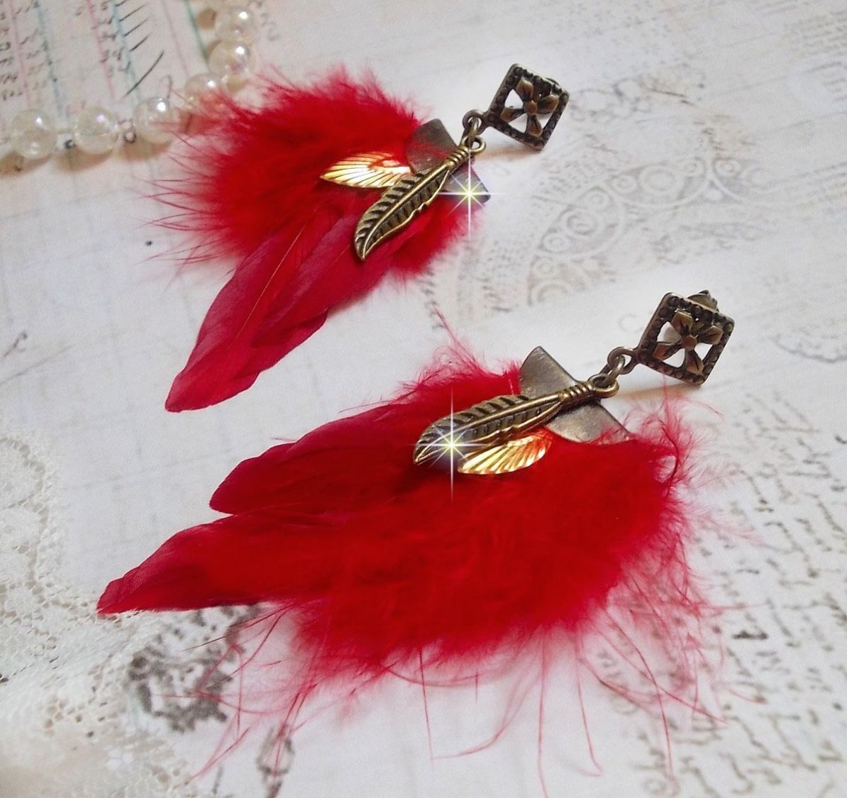 BO Sagesse Am&eacute;rindienne avec des plumes rouge vif, breloques, plumes et clous d'oreilles en m&eacute;tal Bronze