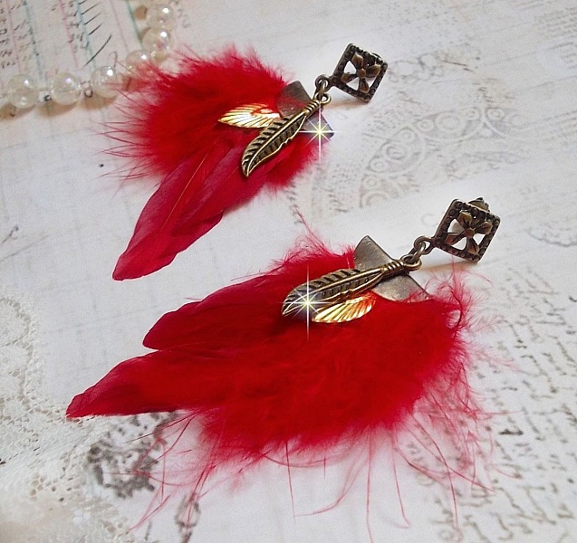 BO Sagesse Am&eacute;rindienne avec des plumes rouge vif, breloques, plumes et clous d'oreilles en m&eacute;tal Bronze