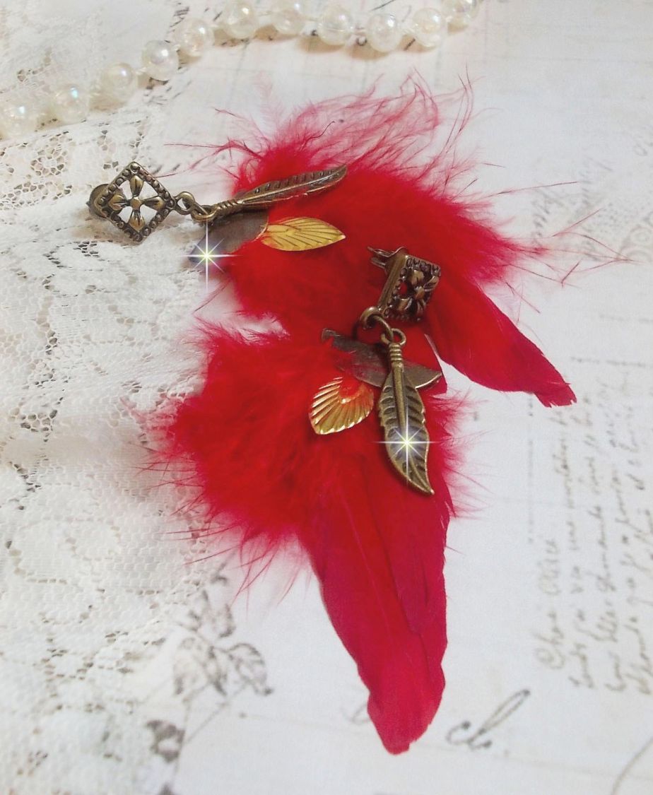 BO Sagesse Am&eacute;rindienne avec des plumes rouge vif, breloques, plumes et clous d'oreilles en m&eacute;tal Bronze