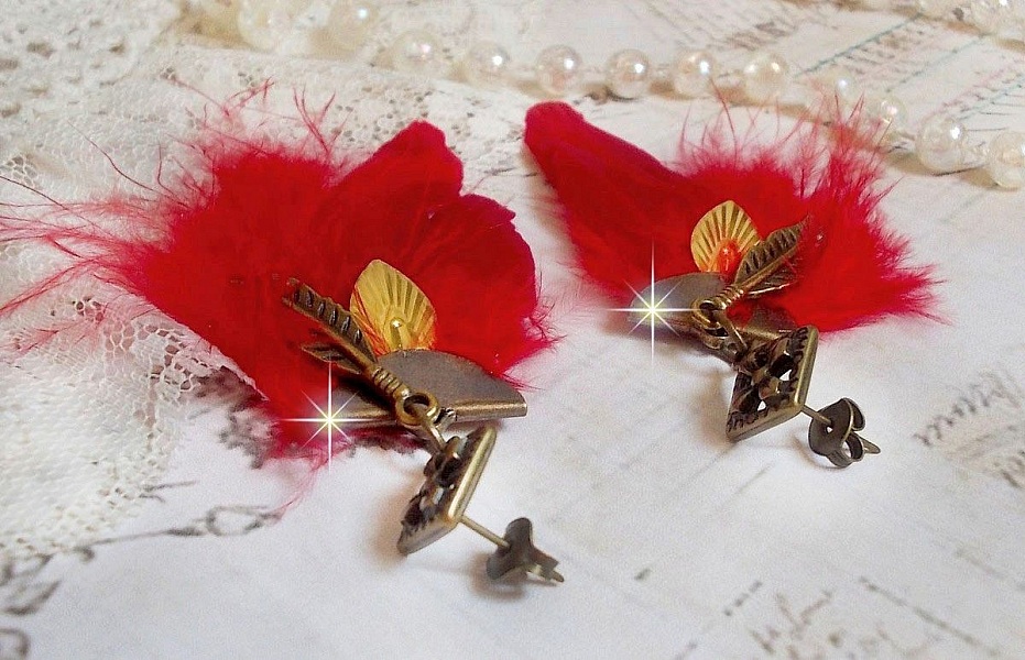 BO Sagesse Am&eacute;rindienne avec des plumes rouge vif, breloques, plumes et clous d'oreilles en m&eacute;tal Bronze