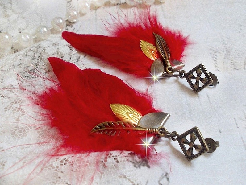 BO Sagesse Am&eacute;rindienne avec des plumes rouge vif, breloques, plumes et clous d'oreilles en m&eacute;tal Bronze