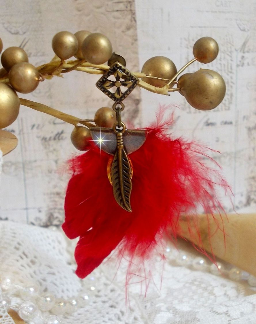 BO Sagesse Am&eacute;rindienne avec des plumes rouge vif, breloques, plumes et clous d'oreilles en m&eacute;tal Bronze