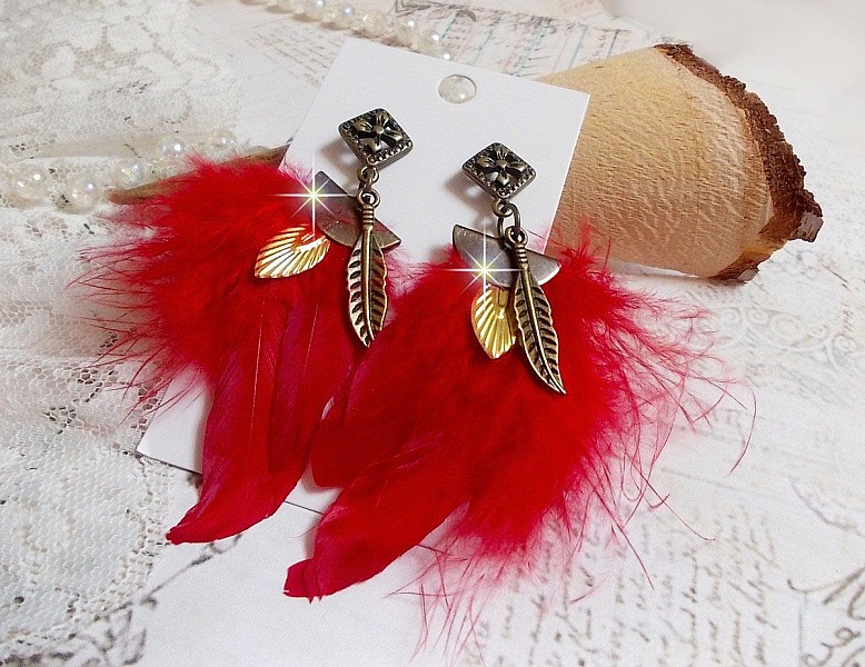 BO Sagesse Am&eacute;rindienne avec des plumes rouge vif, breloques, plumes et clous d'oreilles en m&eacute;tal Bronze