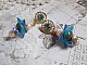 Boucles d'oreilles pendantes fleurs bleues, perles et cristaux Swarovski.