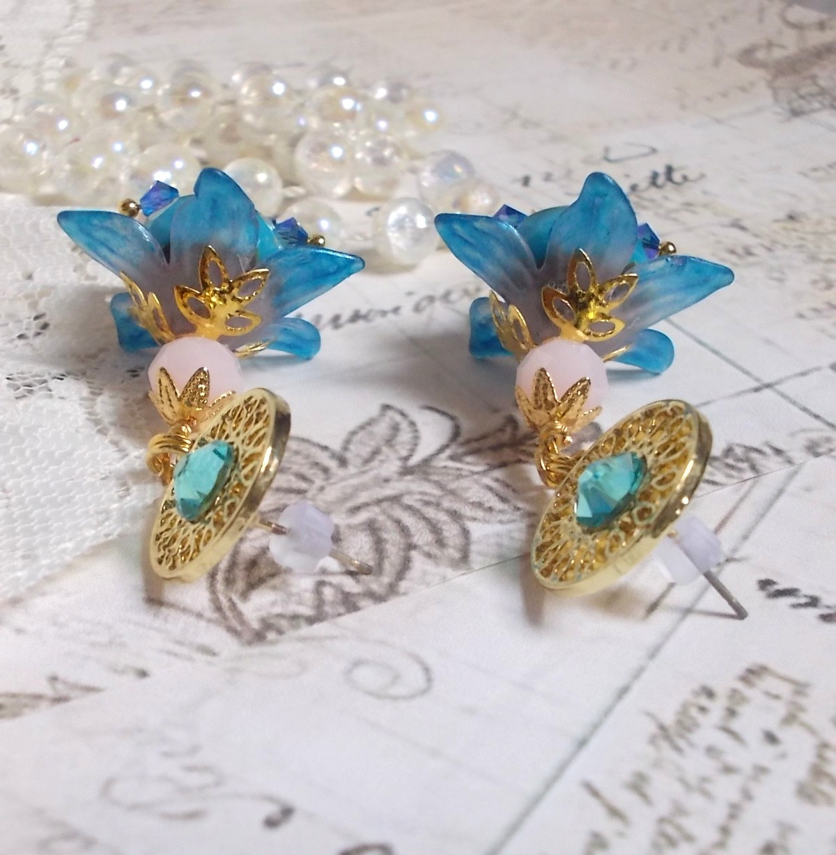 Boucles d'oreilles fleurs bleues, perles et cristaux Swarovski dorés.