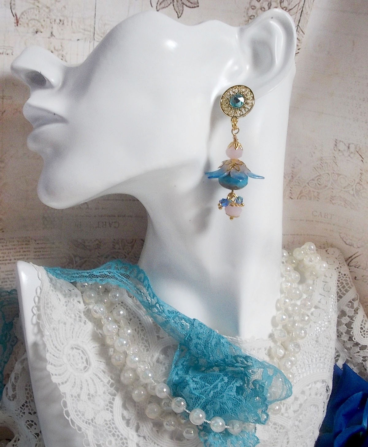 Boucles d'oreilles pendantes bleues, perles et fleurs en cristal.
