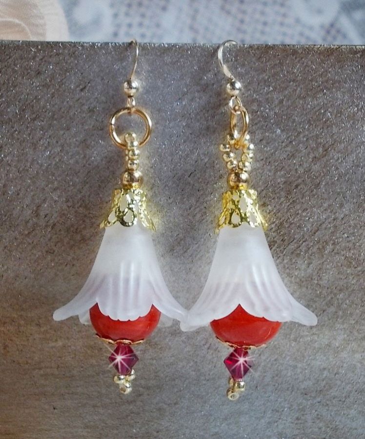 BO Secret Oriental avec des perles en c&eacute;ramique et des fleurs Lucite et des crochets d'oreilles en Gold Filled 14 carats