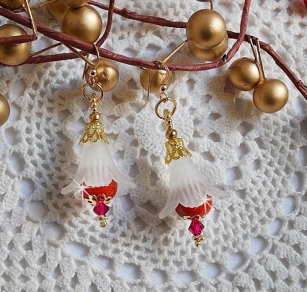 BO Secret Oriental avec des perles en c&eacute;ramique et des fleurs Lucite et des crochets d'oreilles en Gold Filled 14 carats