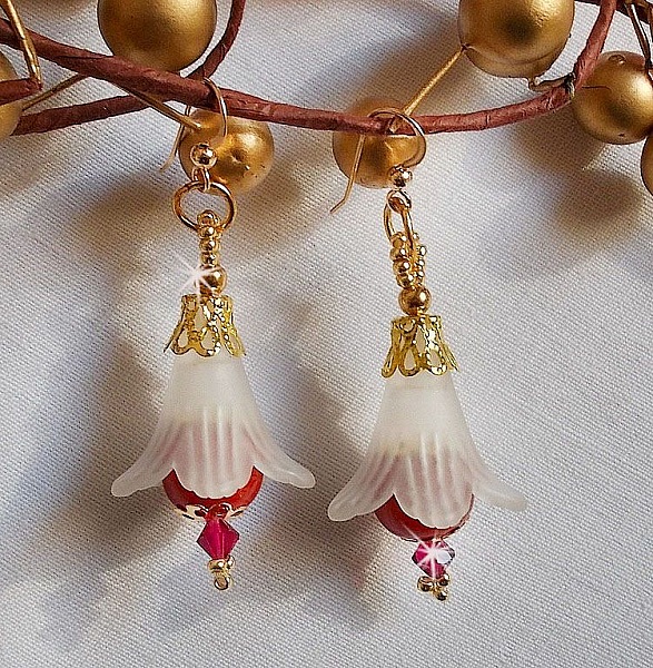 BO Secret Oriental avec des perles en c&eacute;ramique et des fleurs Lucite et des crochets d'oreilles en Gold Filled 14 carats