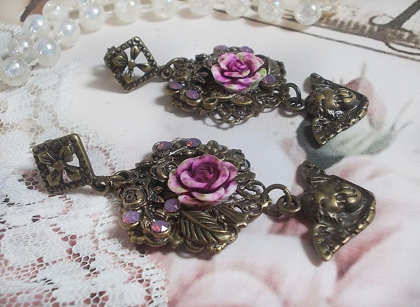 Boucles d'oreilles artisanales angelots avec roses et cristaux.