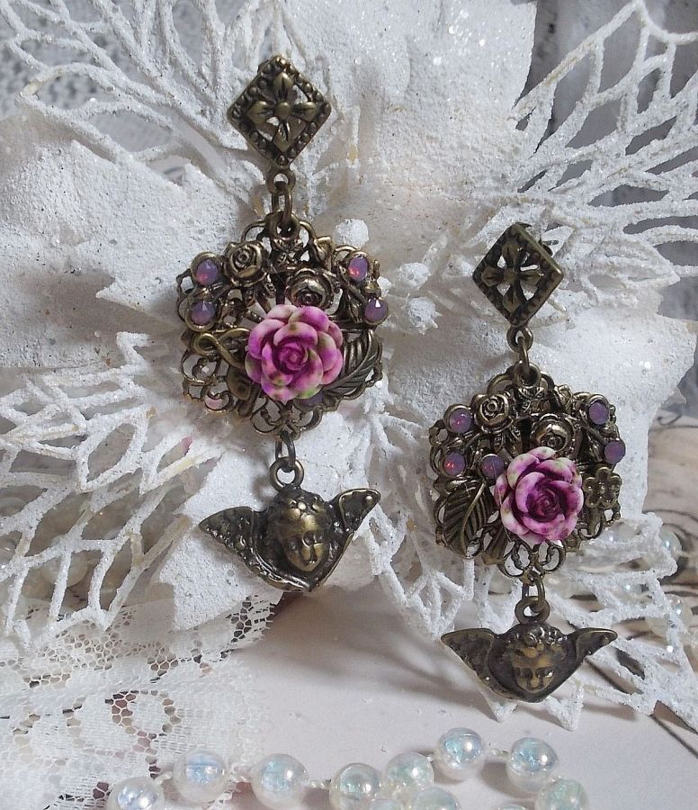 Boucles d'oreilles artisanales avec angelots, roses et cristaux.