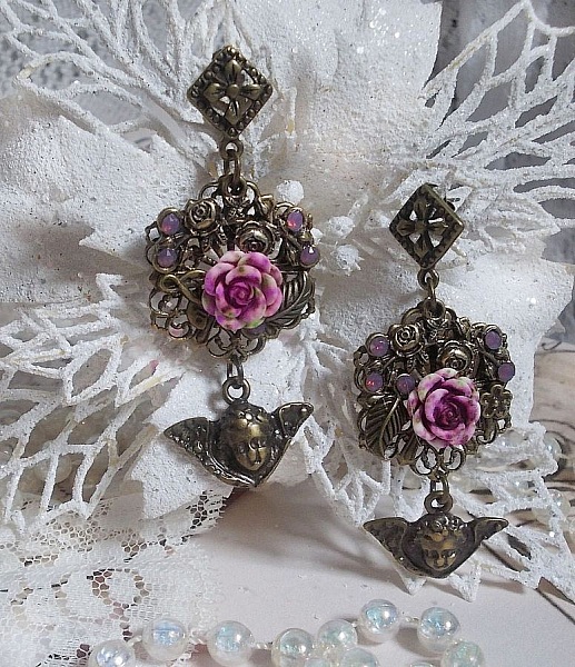 Boucles d'oreilles artisanales avec angelots, roses et cristaux.