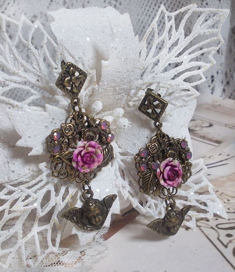 Boucles d'oreilles artisanales avec angelots, roses et cristaux Swarovski.