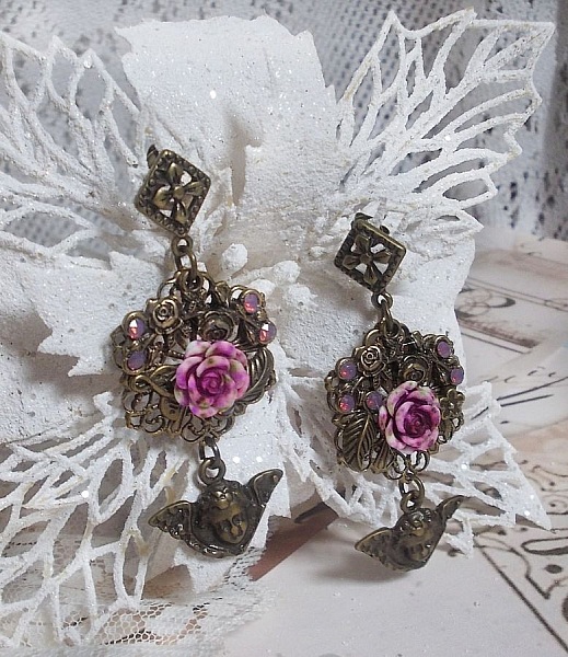 Boucles d'oreilles artisanales avec angelots, roses et cristaux Swarovski.