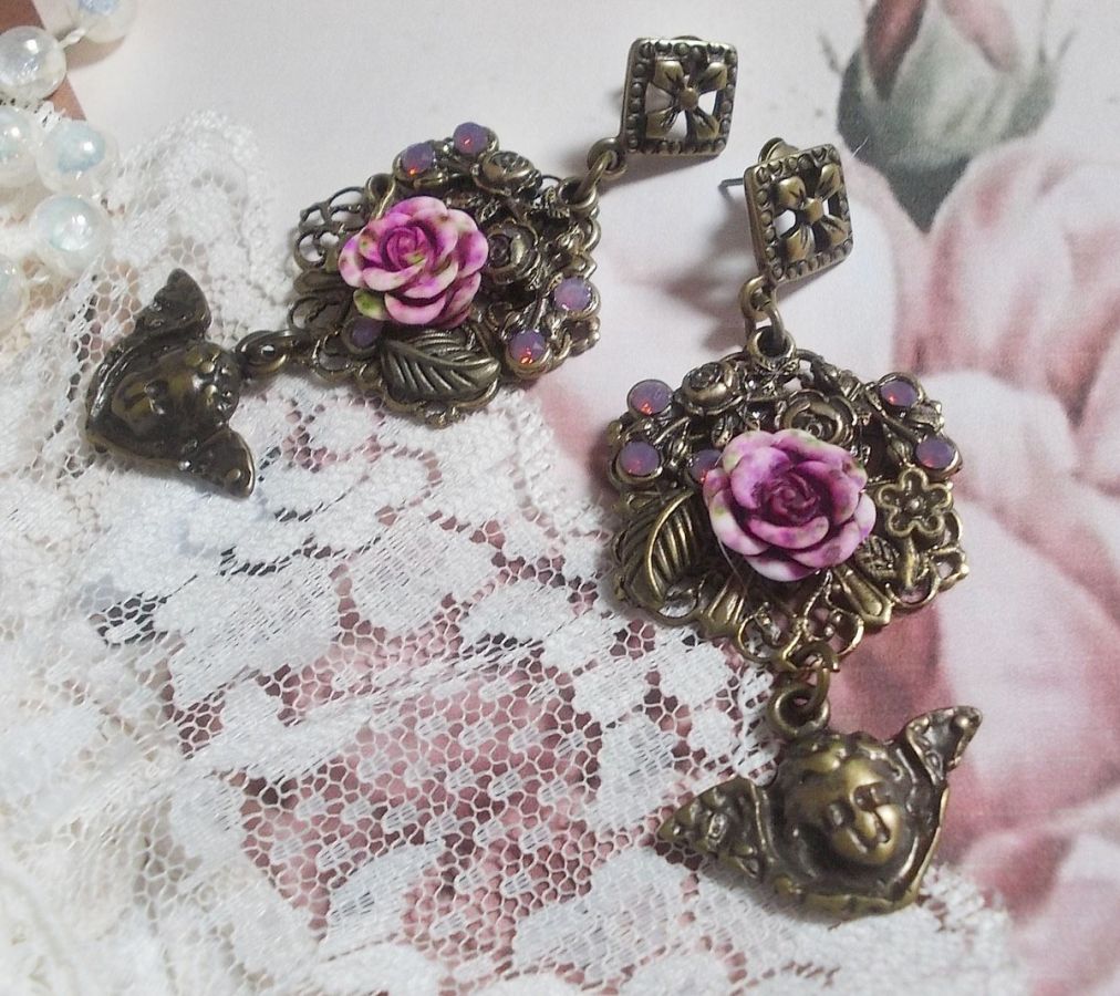 Boucles d'oreilles artisanales angelots, roses en résine et cristaux.