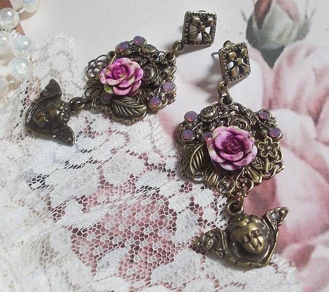 Boucles d'oreilles artisanales angelots, roses en résine et cristaux.