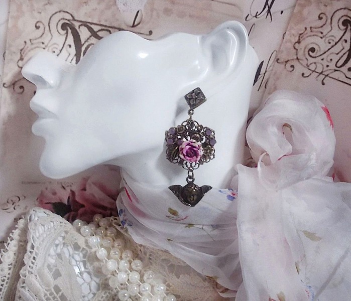 Boucles d'oreilles artisanales angelots avec roses et cristaux.