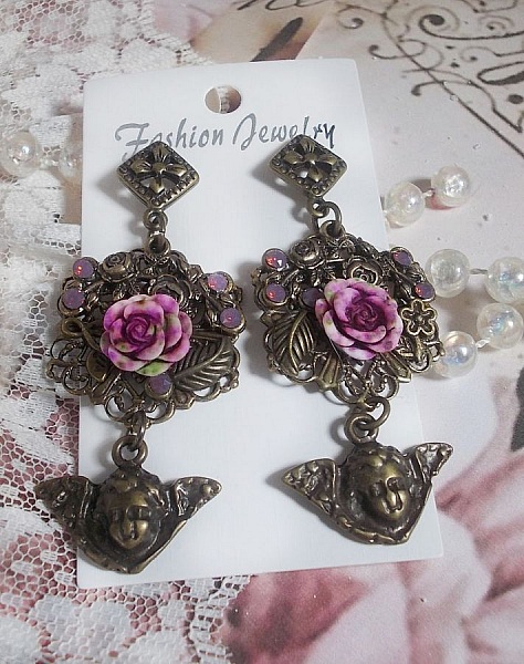 Boucles d'oreilles artisanales avec angelots, roses résine et cristaux.